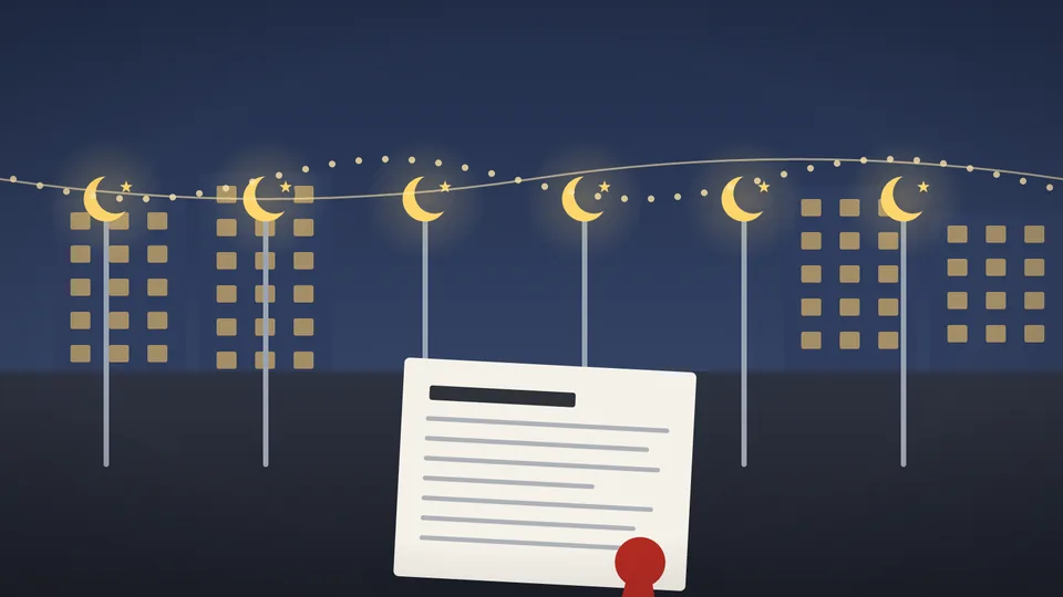 Illustration einer nächtlichen Straße mit Halbmond- und Sternbeleuchtung an den Laternen und einer gesiegelten Klageschrift im Vordergrund