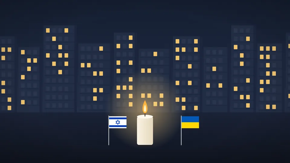 Illustration einer brennenden Gedenkkerze zwischen kleinen Flaggen Israels und der Ukraine vor Wohnhäusern bei Nacht