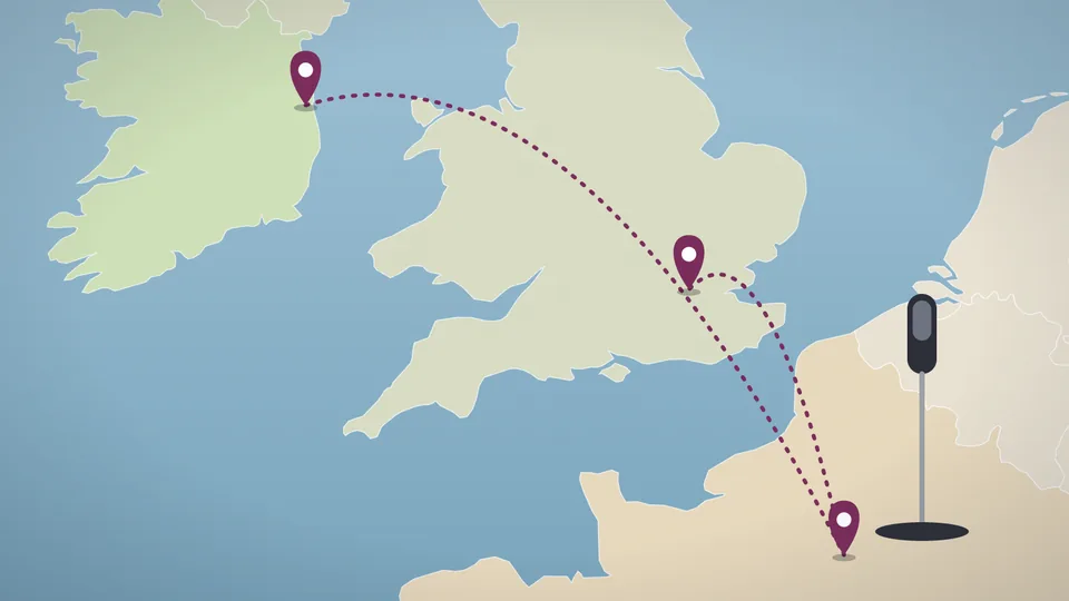 Mapa ilustrado da Irlanda, da Grã-Bretanha e da França com uma rota de turnê pontilhada ligando Dublin, Paris e Londres, e um microfone de palco